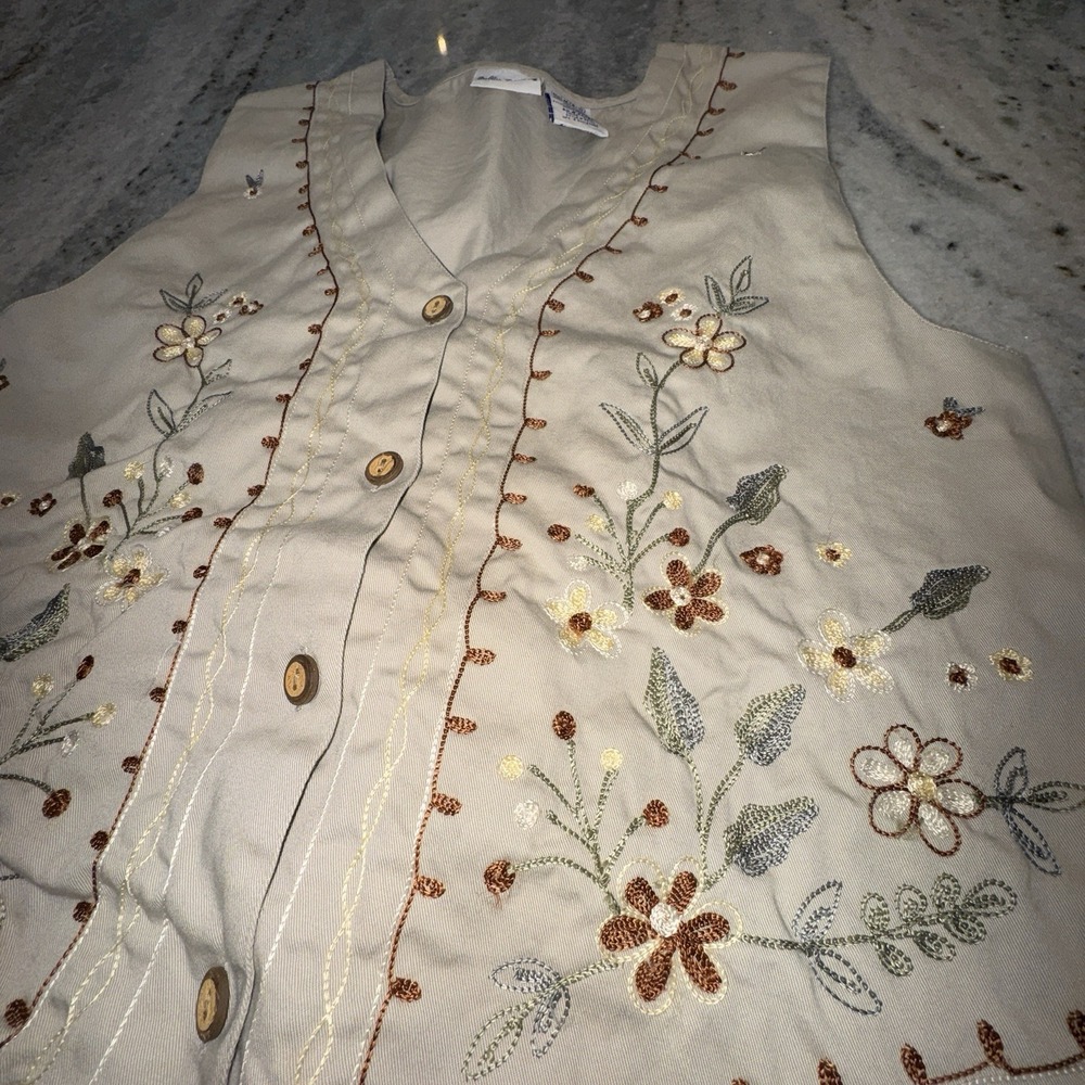 Vintage Bobbie Brooks Sz M Khaki Best Embroidered Flowers Wood Button - Picture 2 of 6